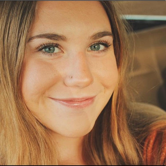 Meet your Posher, Nicole - Picture 1 of 1